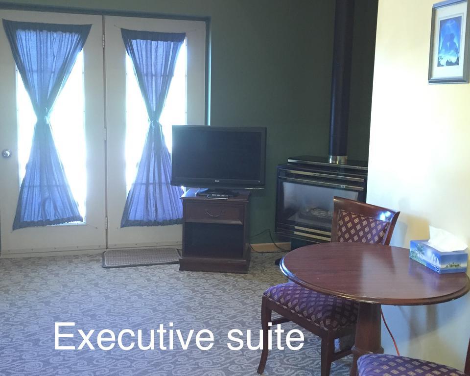 North Adventure Inn Cochrane Εξωτερικό φωτογραφία